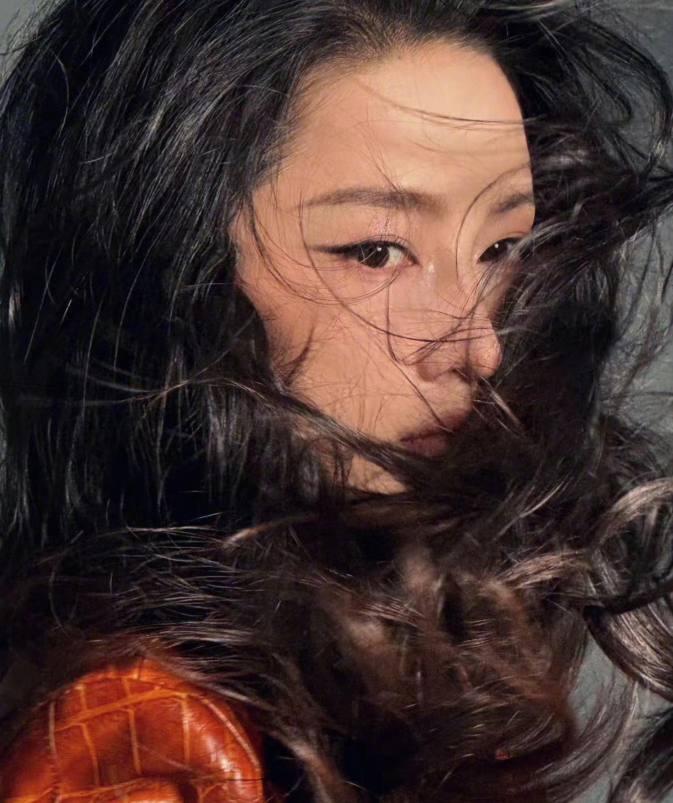 女星李沁在社交平台发布了自己在雪中的美照,穿着羽绒服梳着古装造型