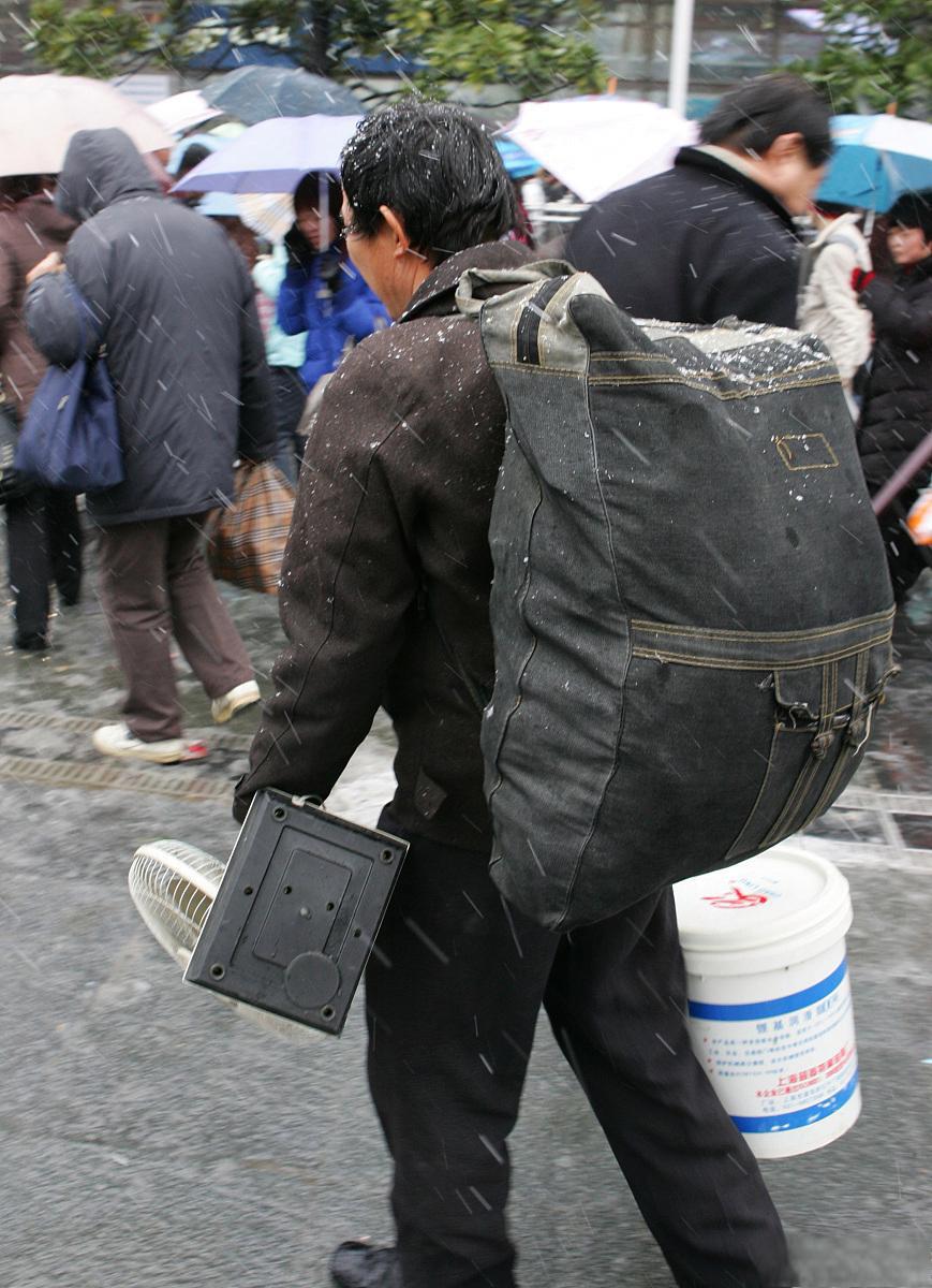 负重前行的图片 配图图片