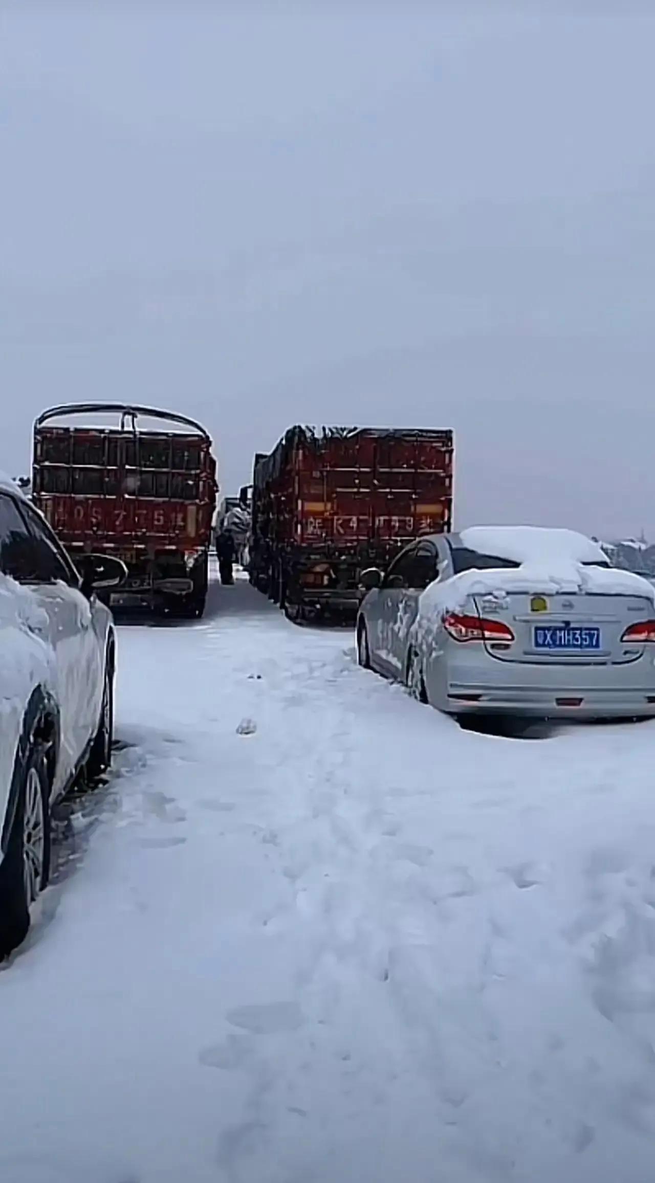 大雪封路照片图片