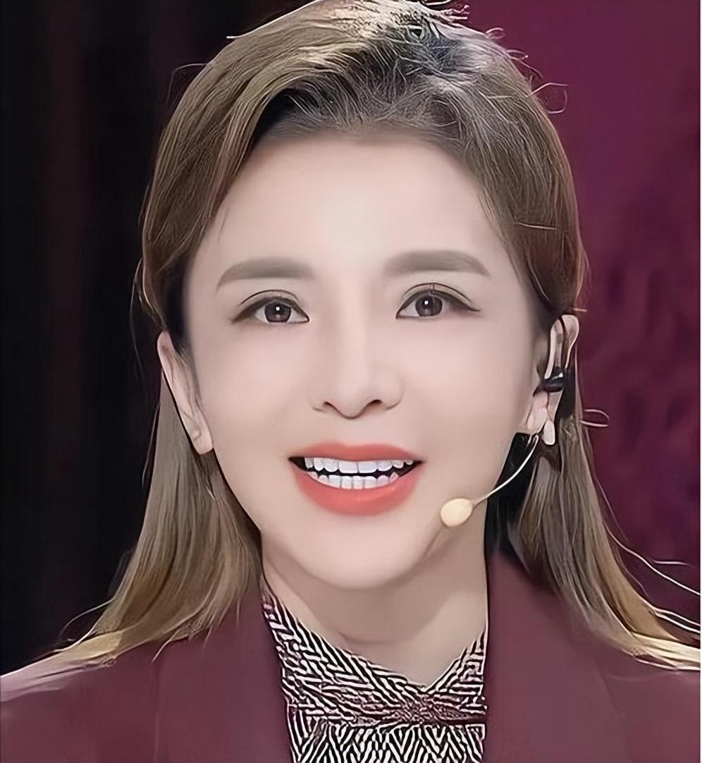 央视一姐"朱迅的淡出 朱迅曾七次主持春晚,因独特的主持风格和温柔