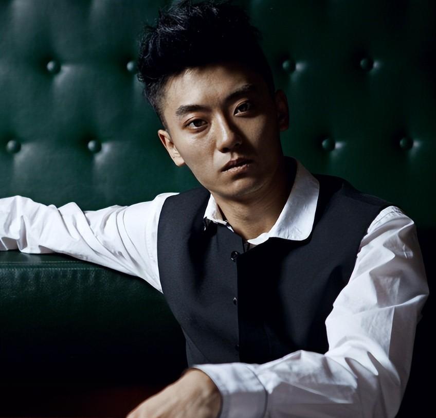 陈宝国捧儿子12年没用,改名后却红了 陈月末,陈宝国的儿子,从小就对