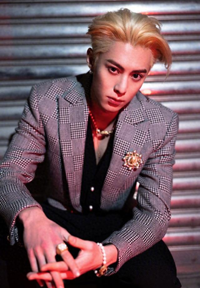 王鹤棣星光大赏金发亮相:引领时尚,闪耀全场 在2021年的星光大赏上