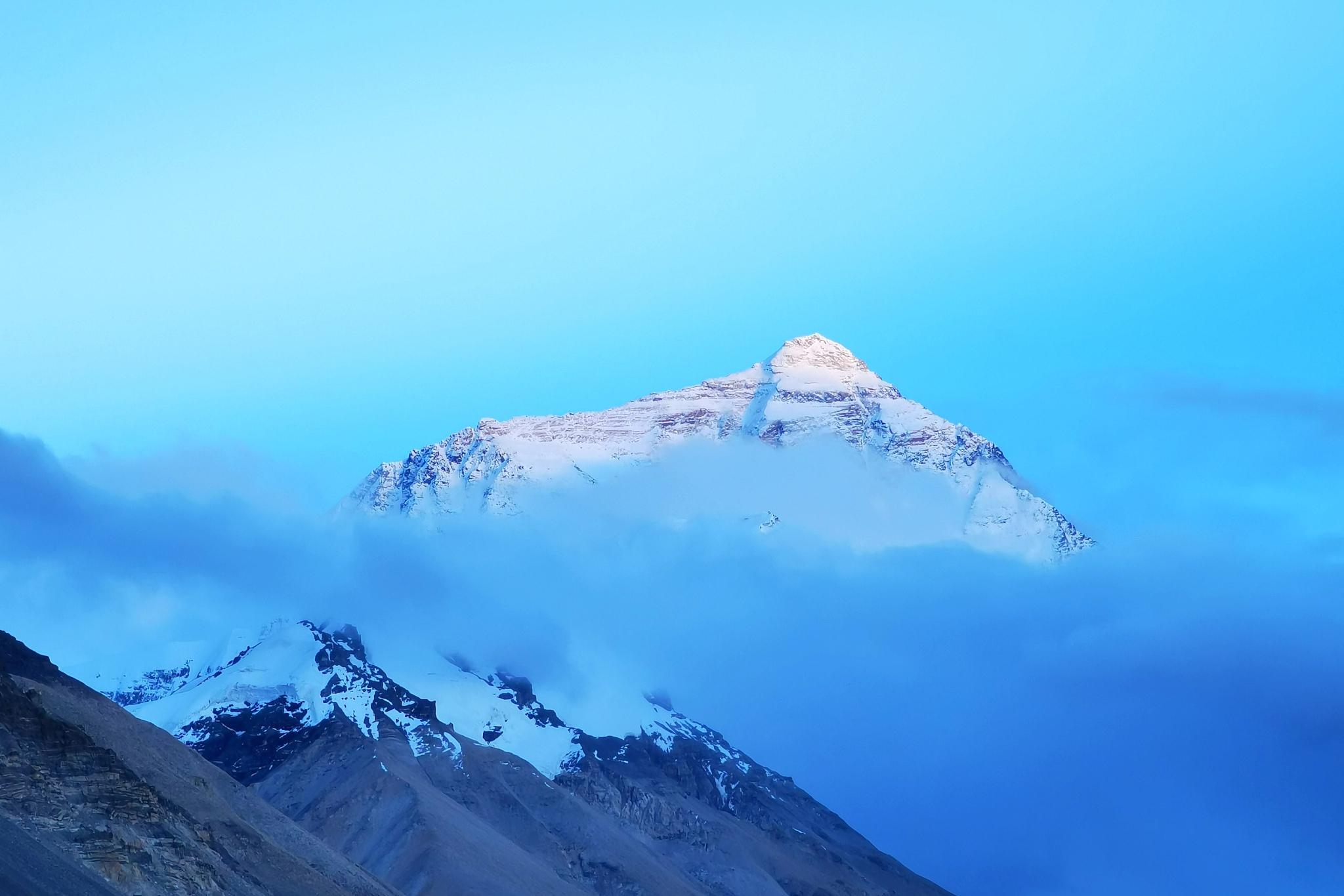 徒步至珠穆朗玛峰基地营地充满挑战与未知,这既是一次与自然的较量