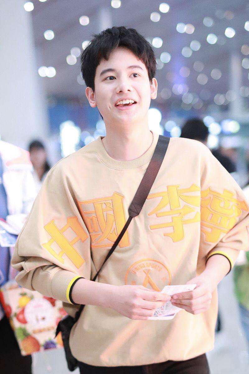 胡先煦:从童星到全能演员的华丽转身 胡先煦,这位2000年出生于天津的