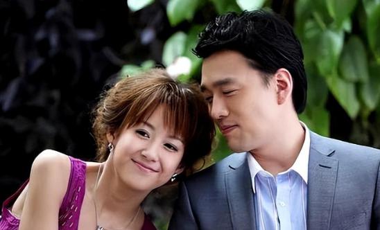 王耀庆和郭晏青:幸福圆满 王耀庆和郭晏青相识于小学4年级,婚后生两子