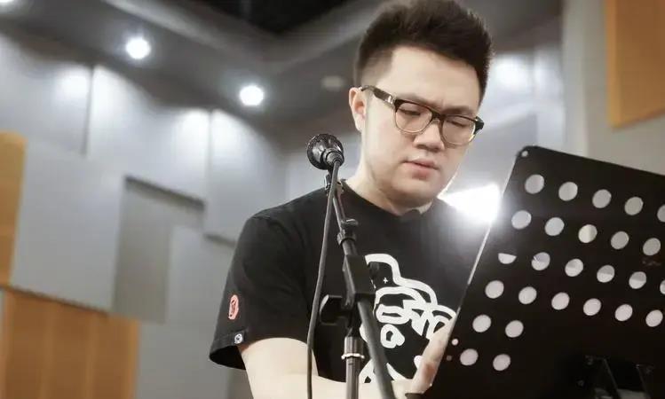 巴图:从冷落到辉煌,一位演员的成长与坚守 巴图,宋丹丹之子,英达继子