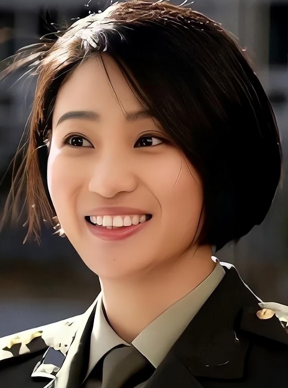 侯梦莎:人生不设边界 侯梦莎,曾被观众誉为"最美军花",她的职业生涯