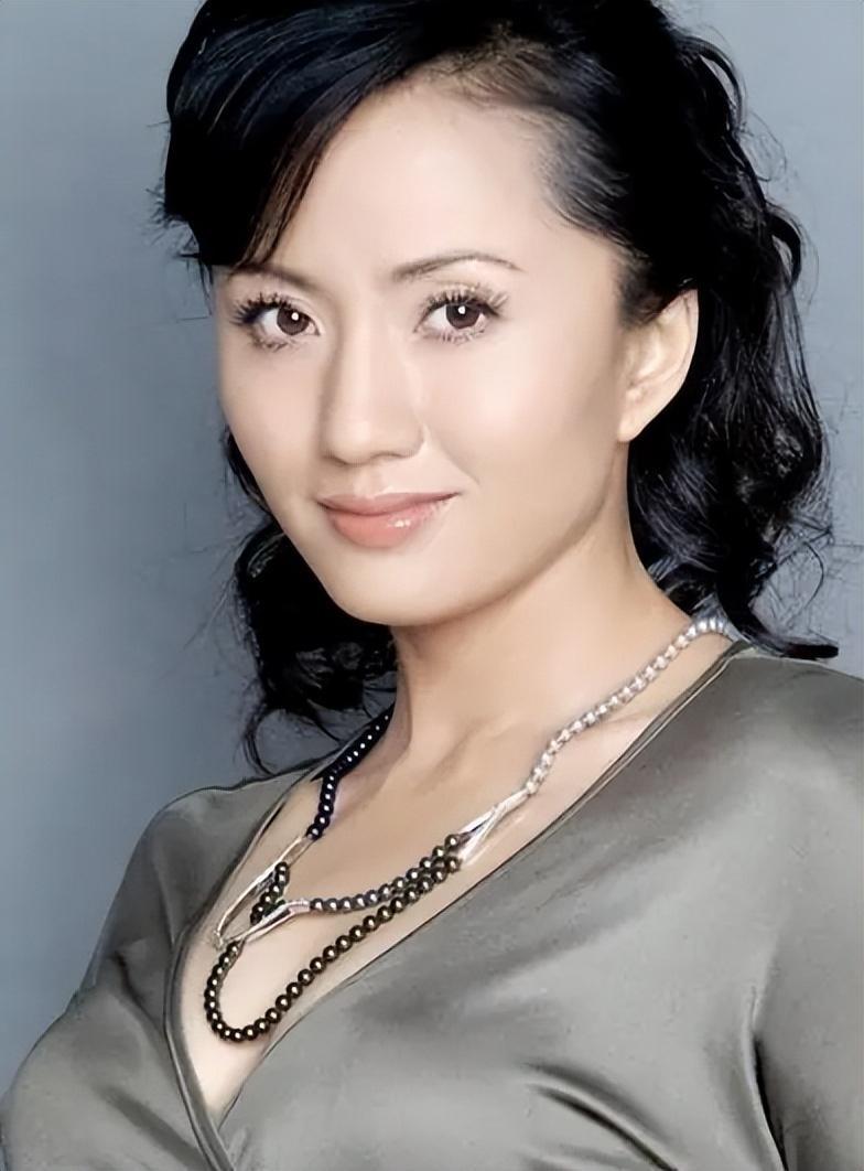 陆玲:低调37年,51岁仍风韵犹存的美女演员 陆玲,这位从广西桂林走出的