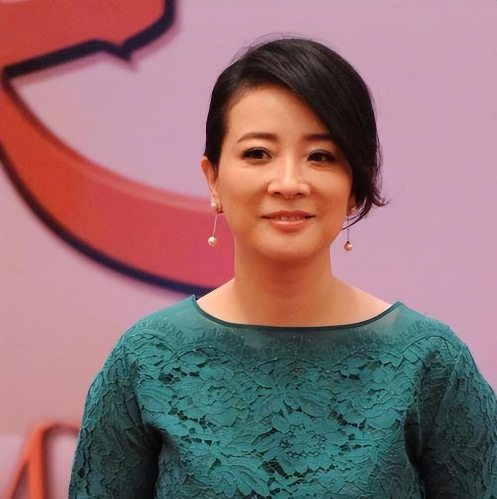 陈小艺:从当红明星到出轨风波 之前,55岁的陈小艺被爆出多次婚外情,她