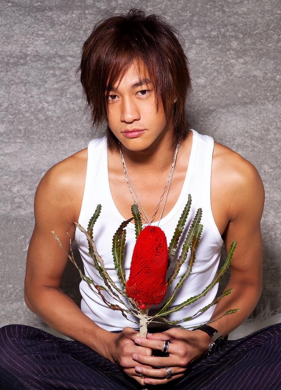 何润东:穿越中年尴尬,拥抱多重身份 在《武庚纪》中,观众见证了蒋欣的