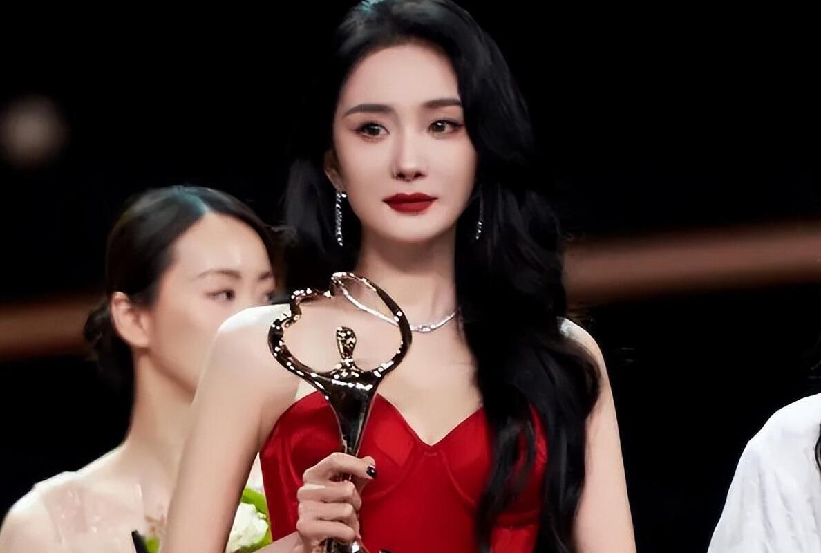 杨幂:从"四小花旦"到独立创业的华丽转身 杨幂最近因为接受专访而登上