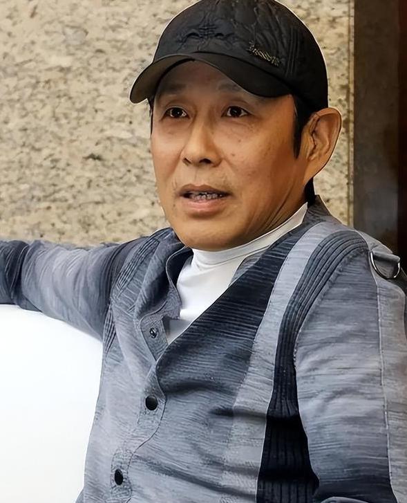 陈道明的美学风采 陈道明被偶遇在上海浦东美术馆参观曾梵志的画展,一