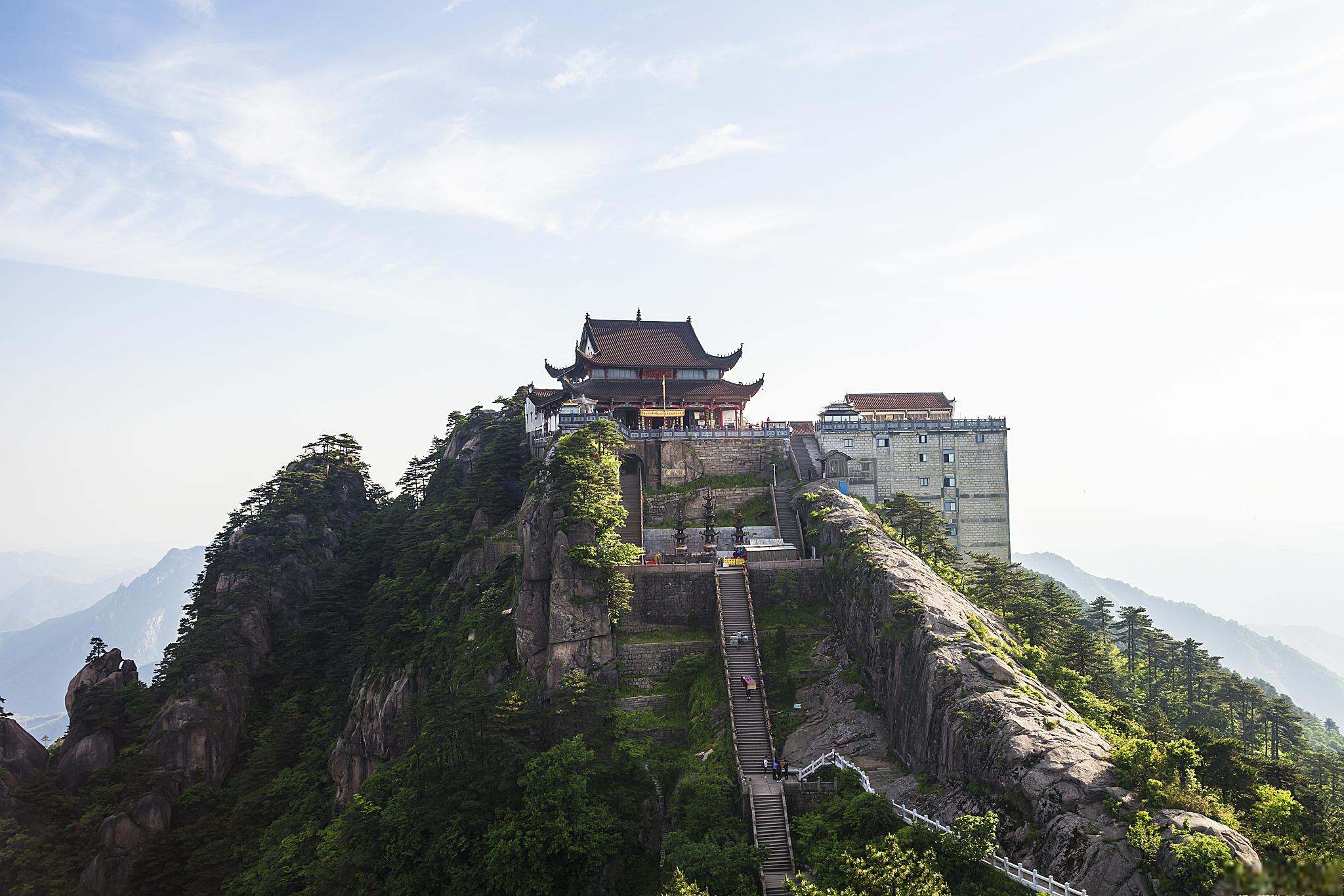 山位于四川盆地西南的峨眉山市,是一座自然与人文景观完美融合的名山