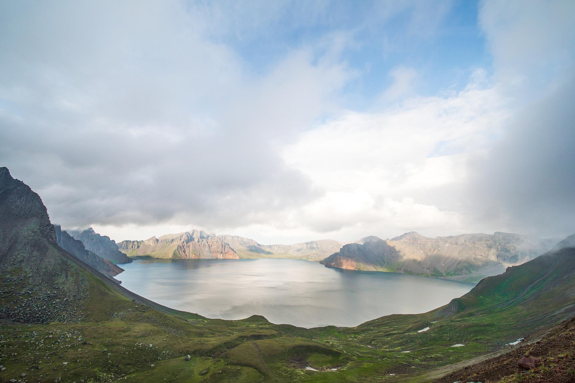 长白山:中国东北的活火山之谜 长白山,这座矗立在中国东北的壮丽山峰