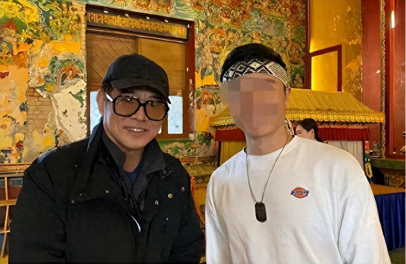 李连杰带妻女拜佛,状态回升 李连杰带着老婆利智和女儿现身尼泊尔拜佛