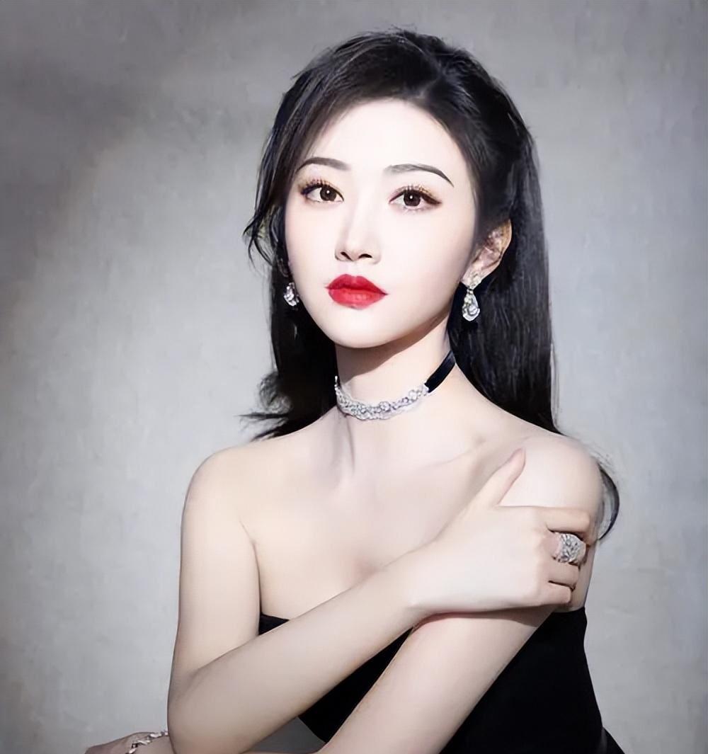 娱乐圈的风云变幻 钟楚曦凭电影《芳华》一举成名,成为备受大佬力捧的