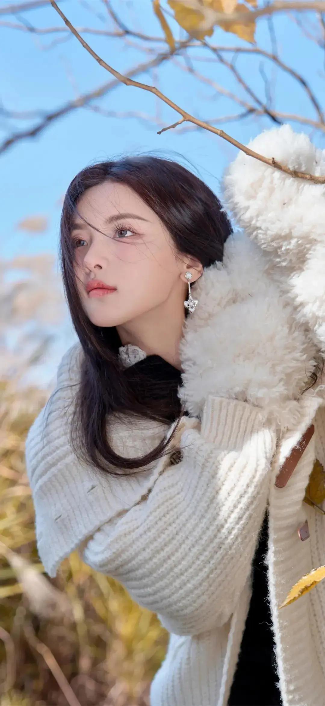 魅力多面,让人心动不已 这组美女明星系列壁纸中的杨超越,展现了她