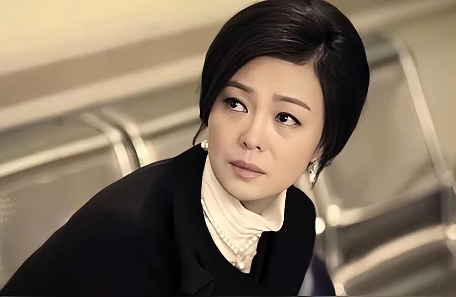 演员荣蓉:传奇人生中的爱与坚守 荣蓉,一个魔都上海出生的女子,从小就