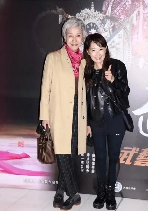 叶童与陈美琪:年龄相仿,风格迥异的时尚魅力 尽管叶童和陈美琪仅相差