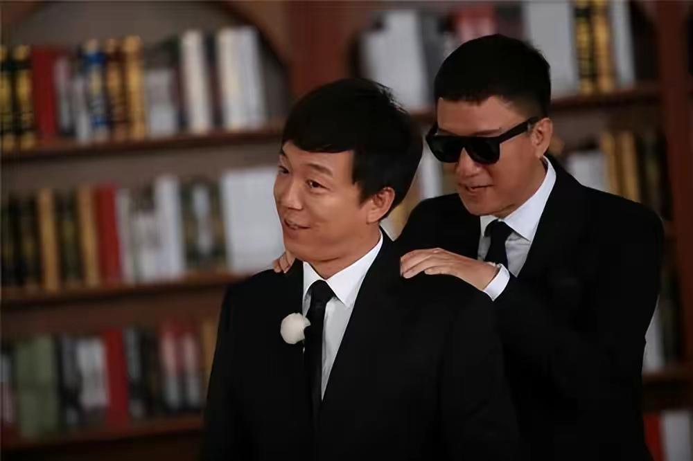 黄渤和张艺兴在录制新一季综艺节目时,网友发现嘉宾名单中没有孙红雷