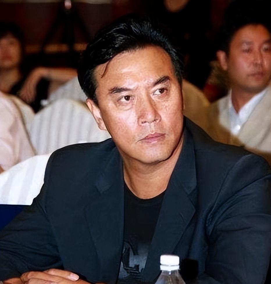 张山:赵云的英姿与生活中的重情重义 在老版《三国演义》中,张山饰演