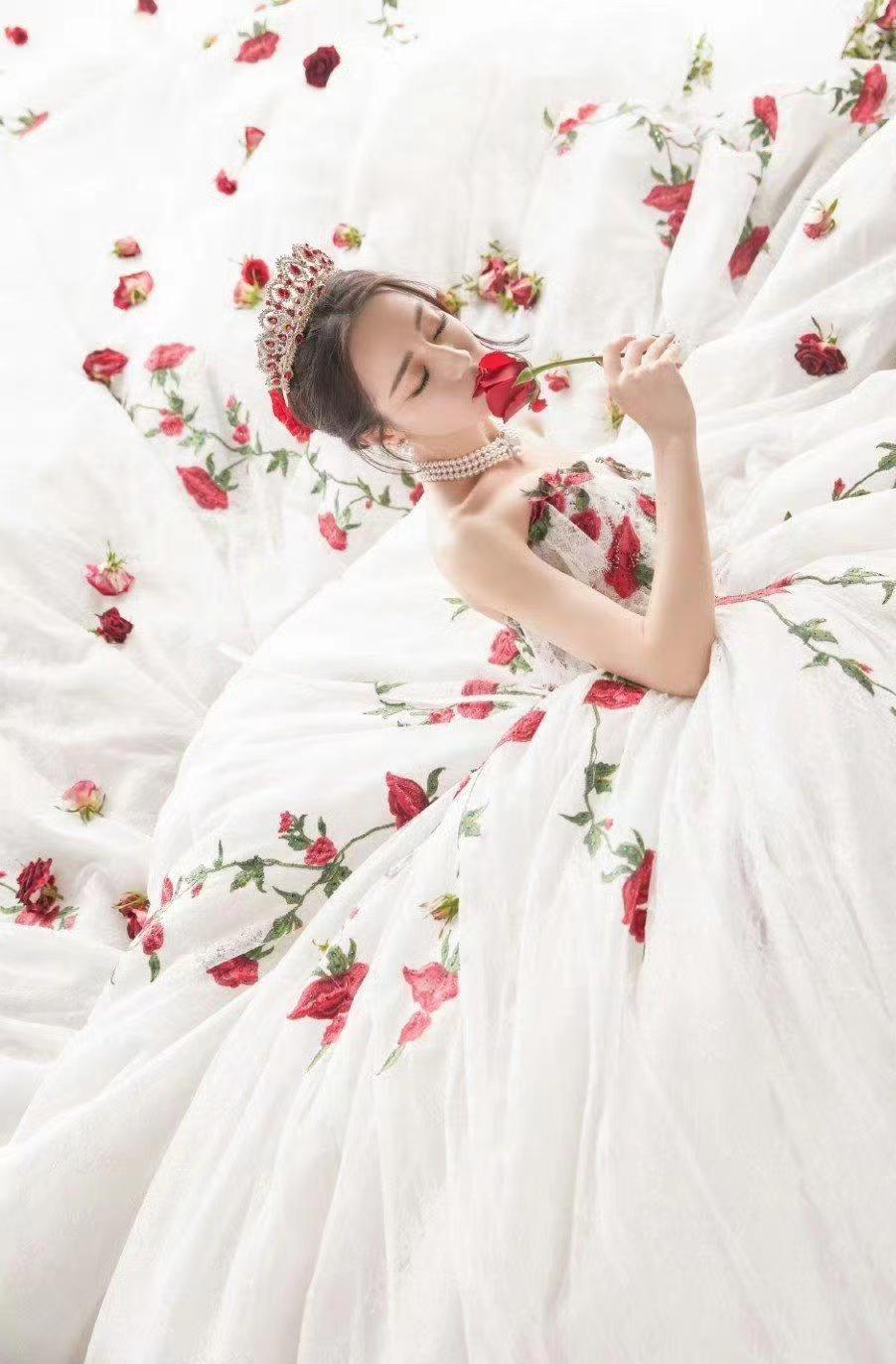 迪丽热巴红毯美神降临 迪丽热巴在星光大赏上的美丽和魅力再一次吸引