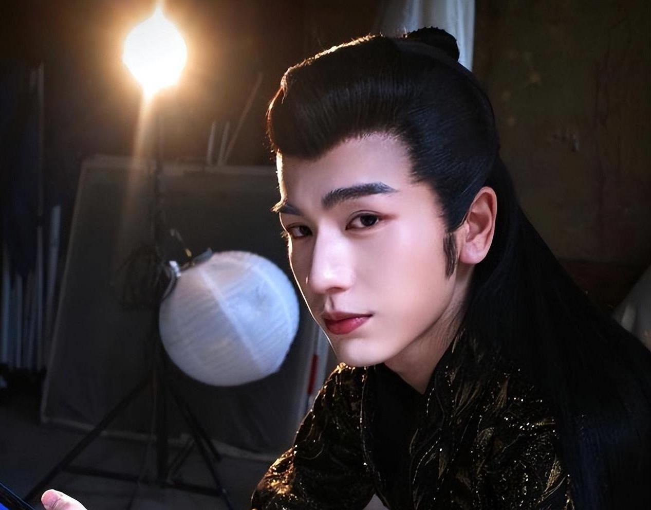 张凌赫:待爆咖的糊涂之路 张凌赫今年播映了三部电视剧,但演技未能