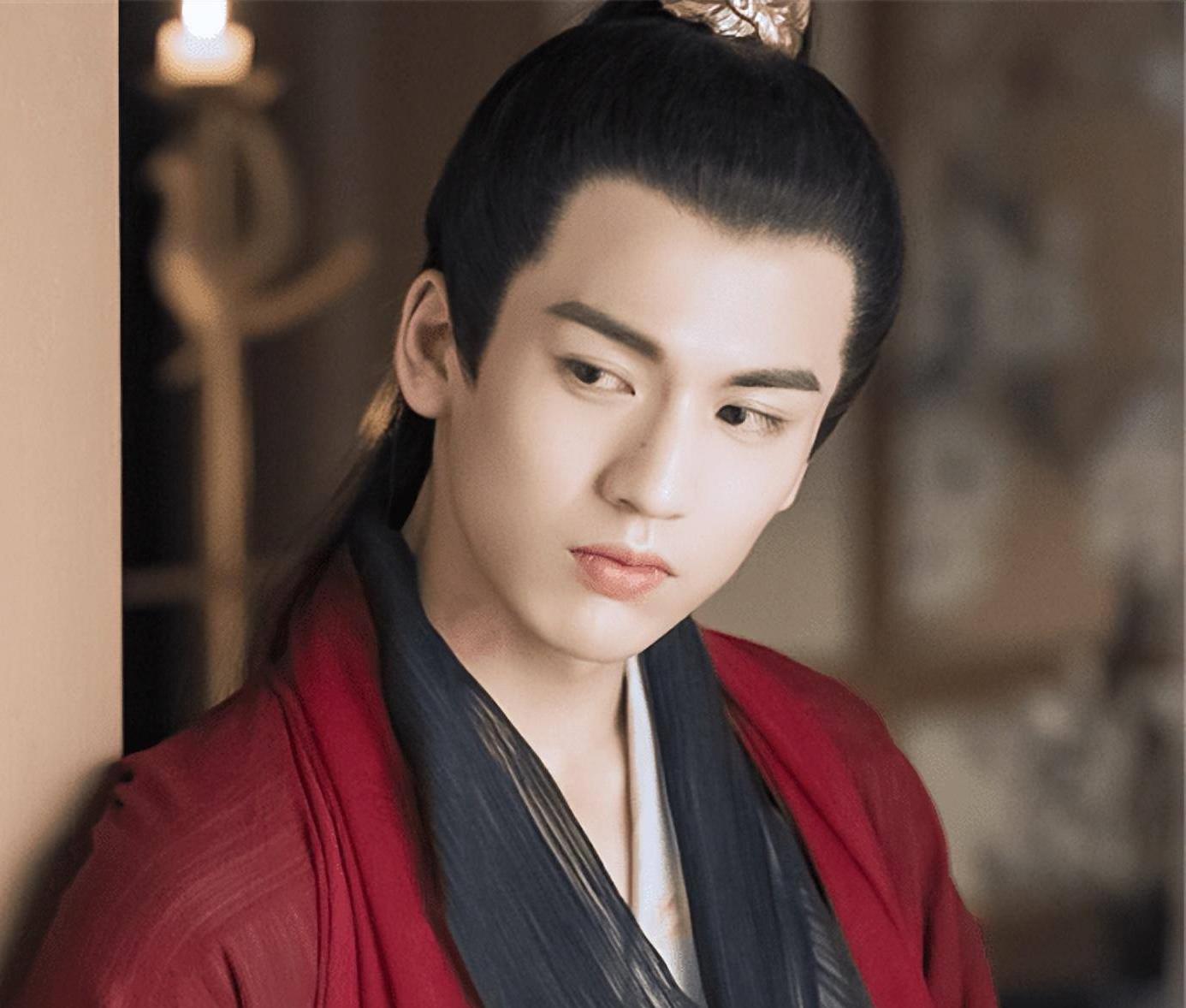 张凌赫:待爆咖的糊涂之路 张凌赫今年播映了三部电视剧,但演技未能