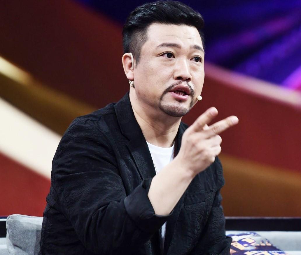 贾冰:历经坎坷,以真我征服观众的喜剧之星 贾冰,从军队到文工团,再到