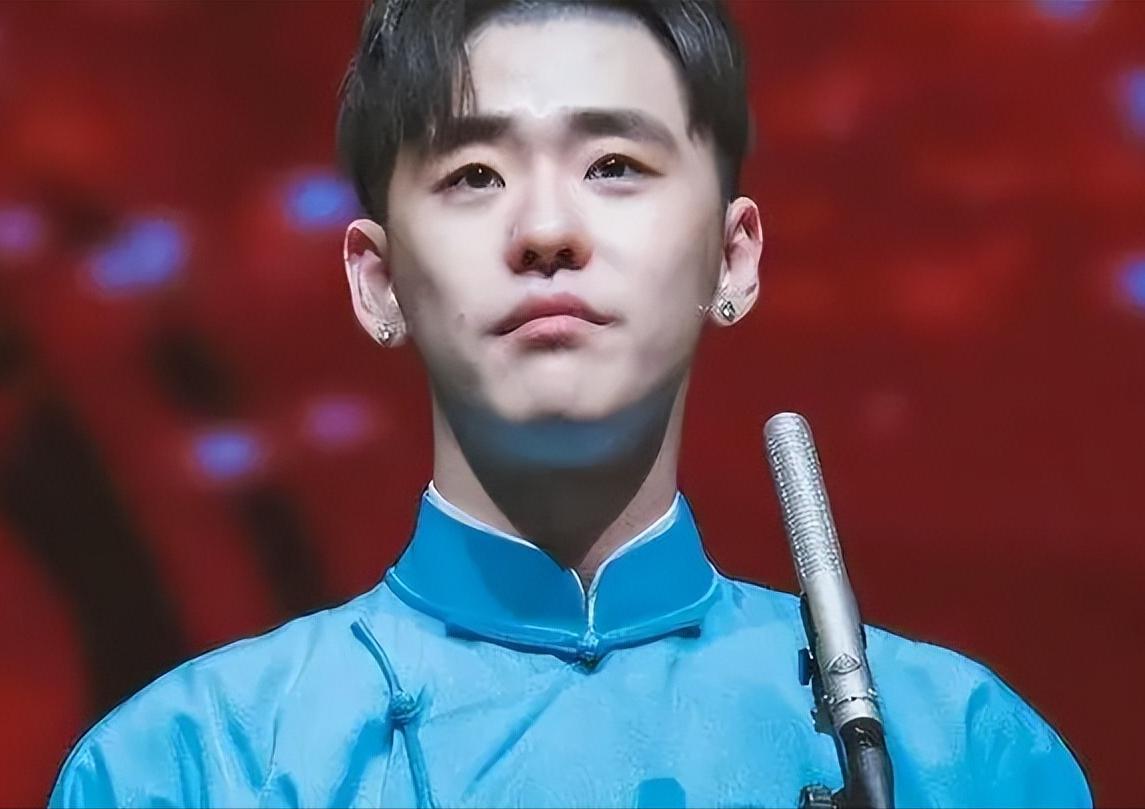 德云社往事:张云雷的坚韧 张云雷从小就有艺术家的灵魂,8岁时拜郭德纲