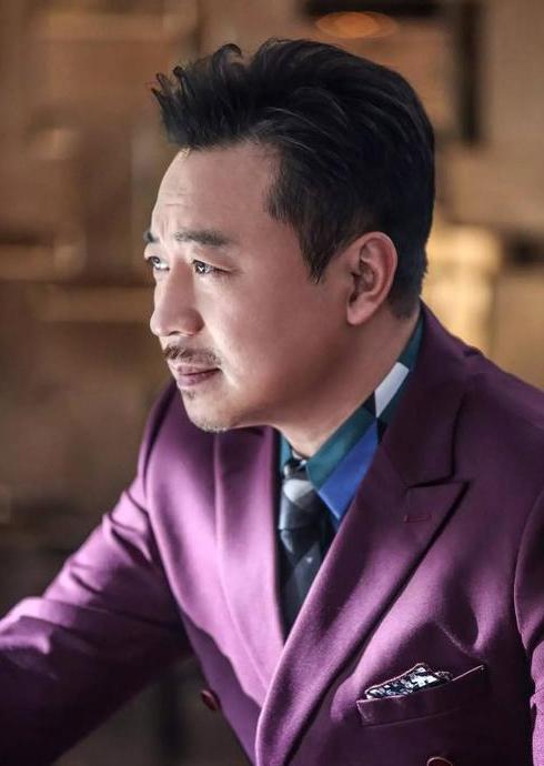 演员张晞临:45岁娶小10岁的初恋为妻 张晞临是一个典型的戏曲界"面熟"