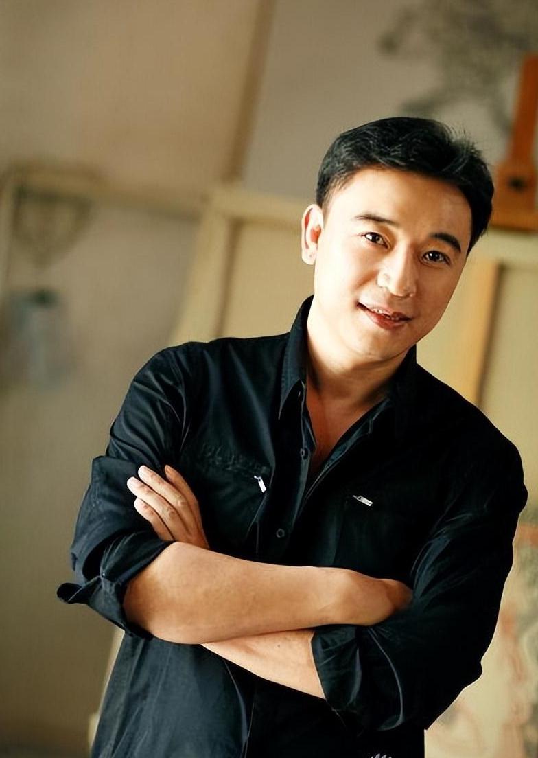 演员张晞临:45岁娶小10岁的初恋为妻 张晞临是一个典型的戏曲界"面熟"