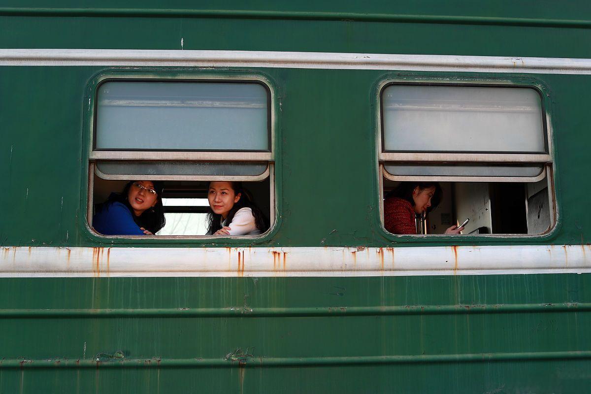 绿皮火车在春运期间成为旅客归家的坚实后盾 绿皮火车以其独特的动力