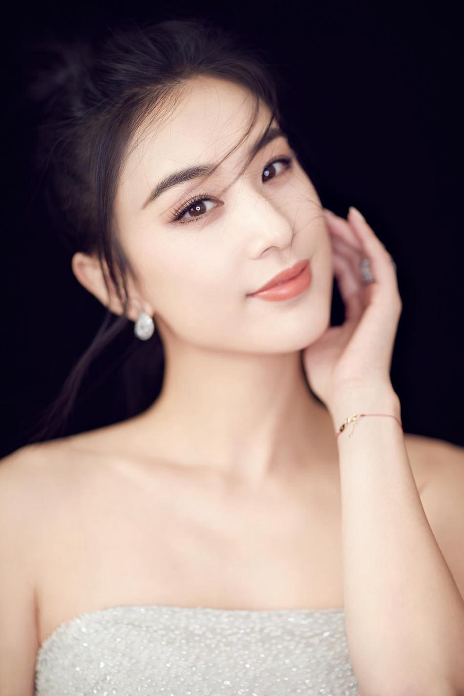 黄圣依:从星女郎到豪门阔太,隐藏的八年与不为人知的故事 黄圣依,一个