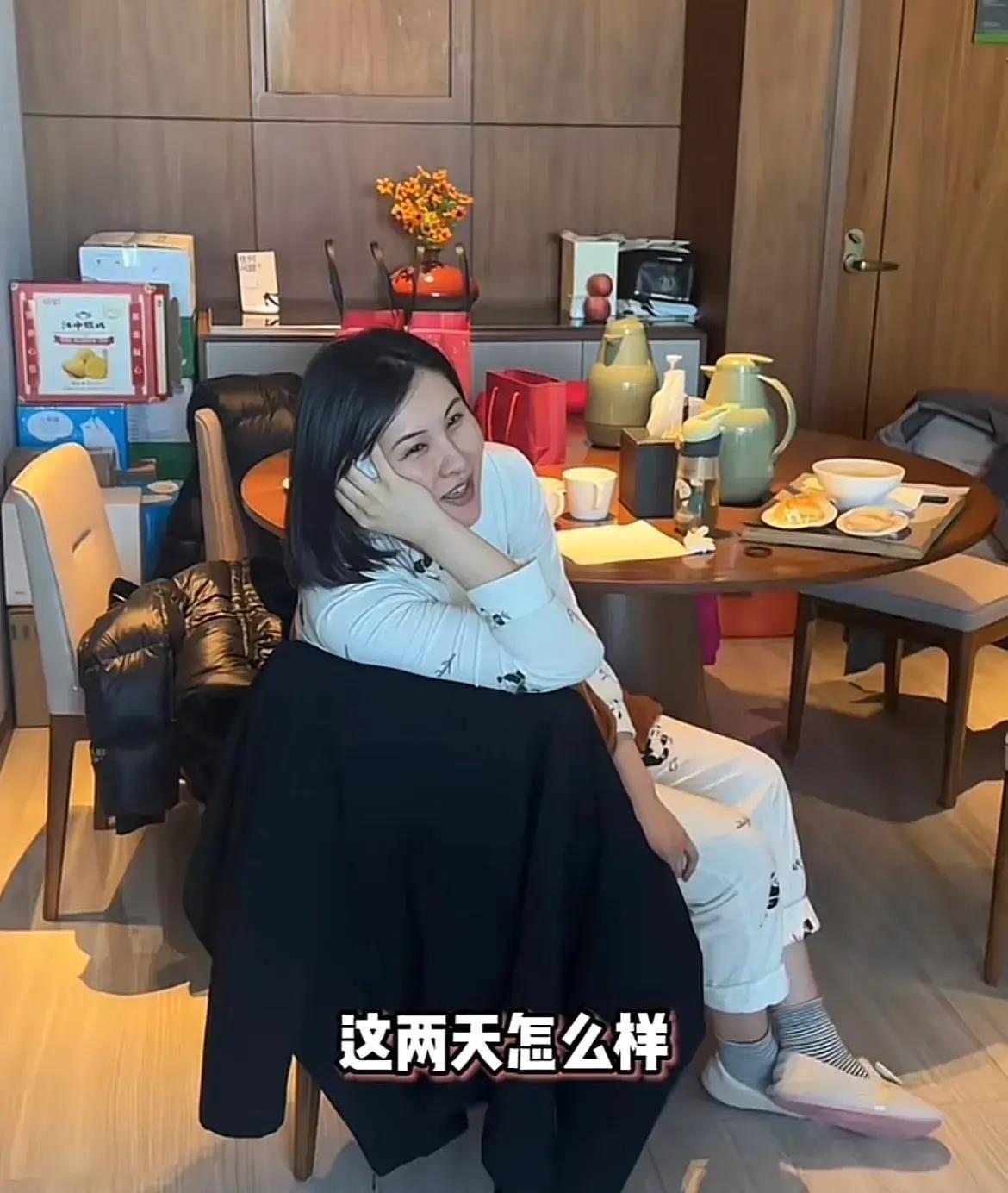 刘南希产后全家福曝光:宝宝太爷爷太奶奶小心翼翼,月子中心每月35万