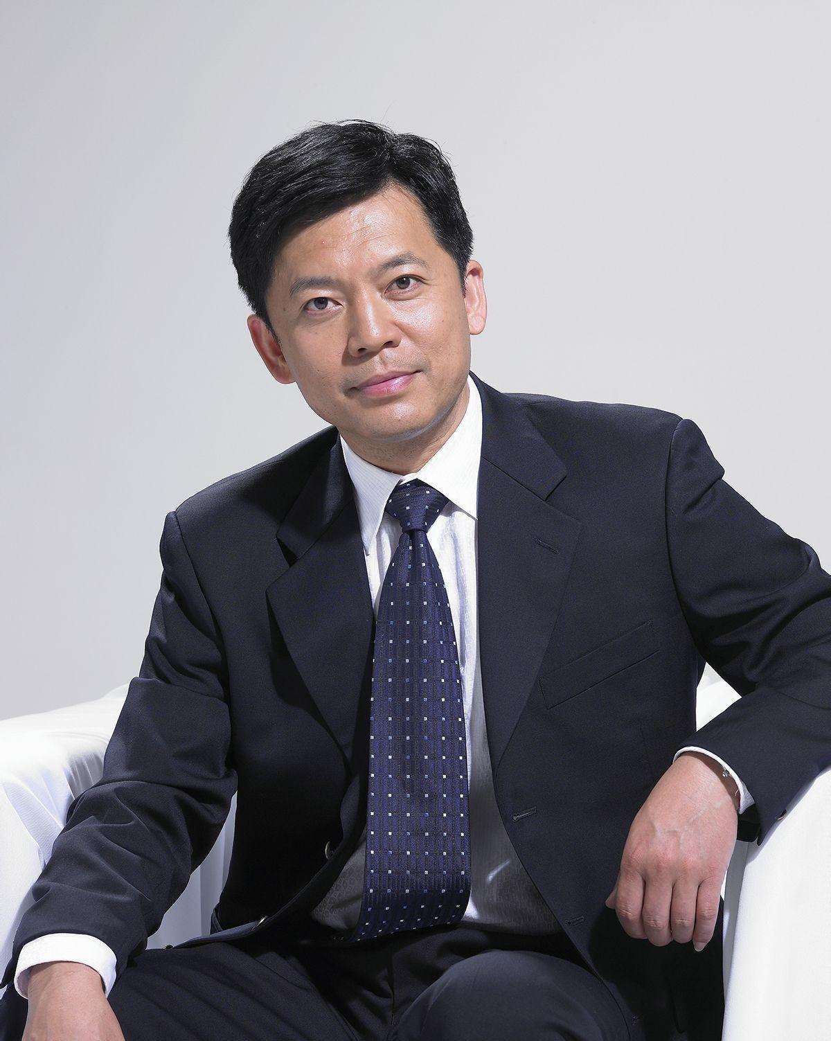 何政军:从《亮剑》走出的演技派,背后的幸福人生 何政军,这个名字或许