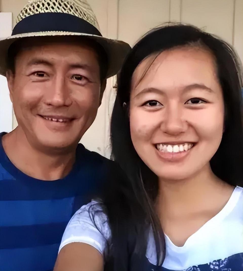 53岁田小洁与江珊女儿逛街,老态难掩幸福:爱情与继父情的交织 之前,53