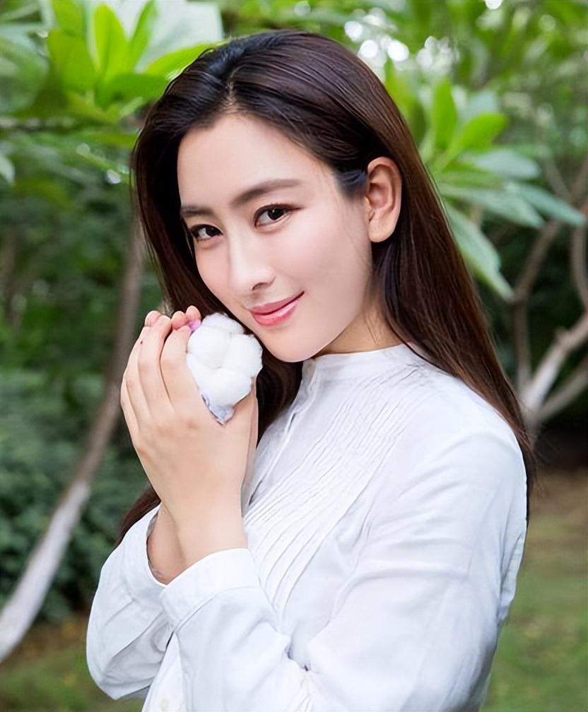 41岁马苏:真实的自己 马苏,一个耐看型的明星,以其真实,自然的风格和