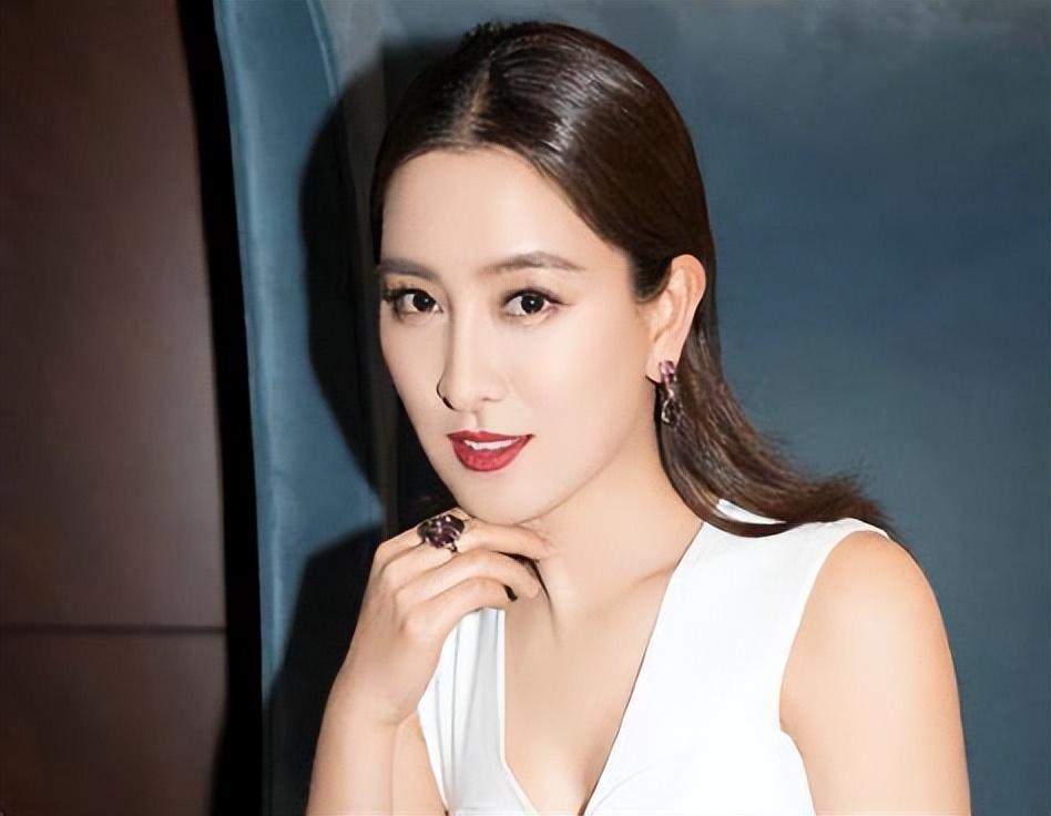 41岁马苏:真实的自己 马苏,一个耐看型的明星,以其真实,自然的风格和