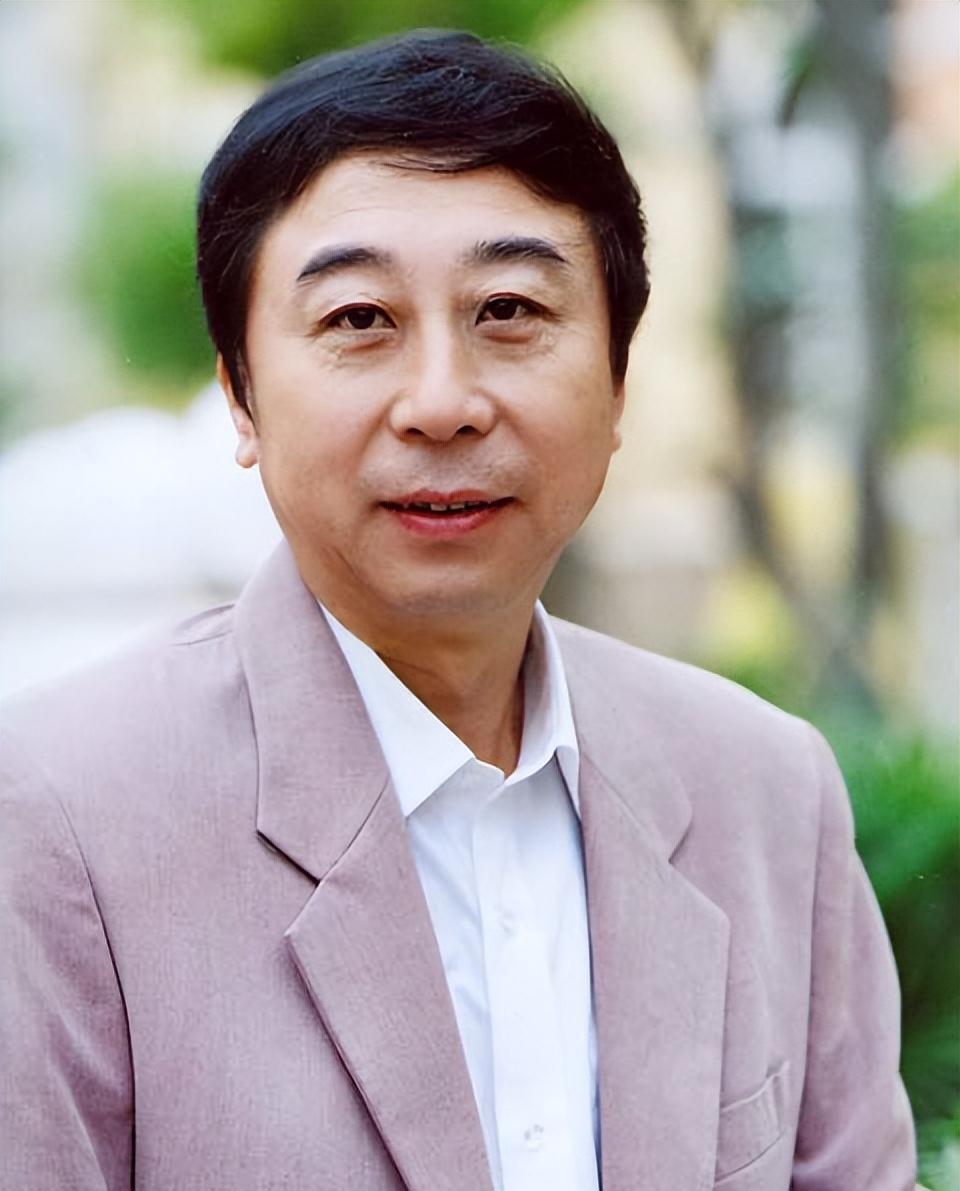 冯巩的40年演艺之路:背后的女人与爱情故事 冯巩,中国喜剧界的璀璨