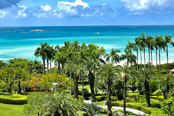 暑假是旅游的好时节,三亚是一个美丽的旅游胜地.