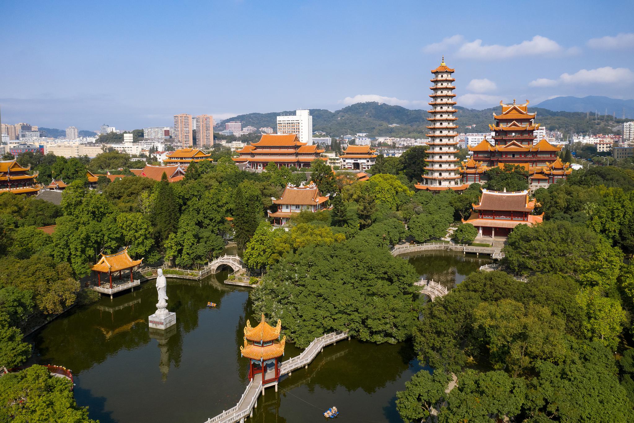 福州,这座美丽的海滨城市 福州是福建省的省会,也是中国历史文化名城