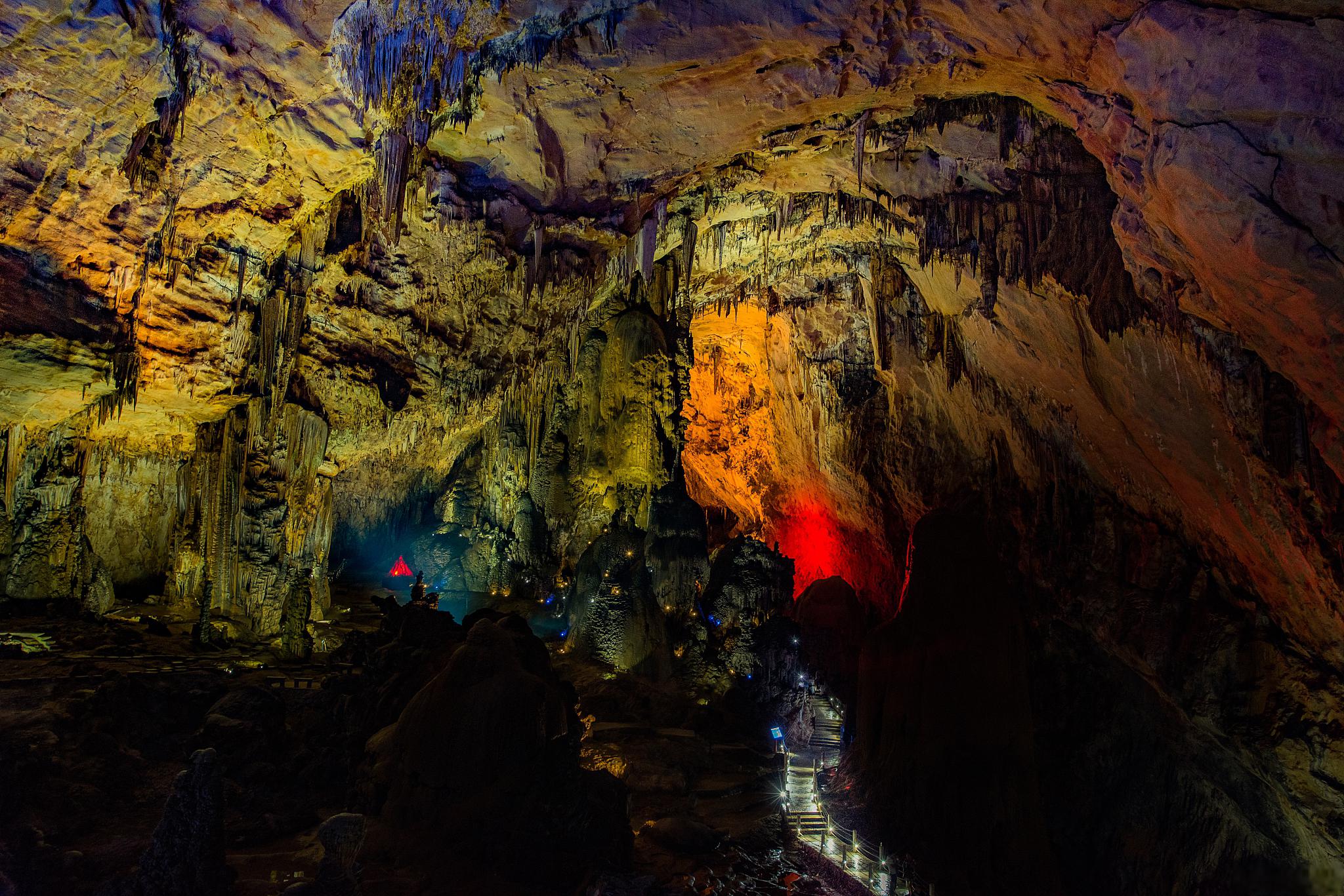 织金洞:贵州毕节的溶洞明珠 织金洞,位于贵州省毕节市织金县,是一颗