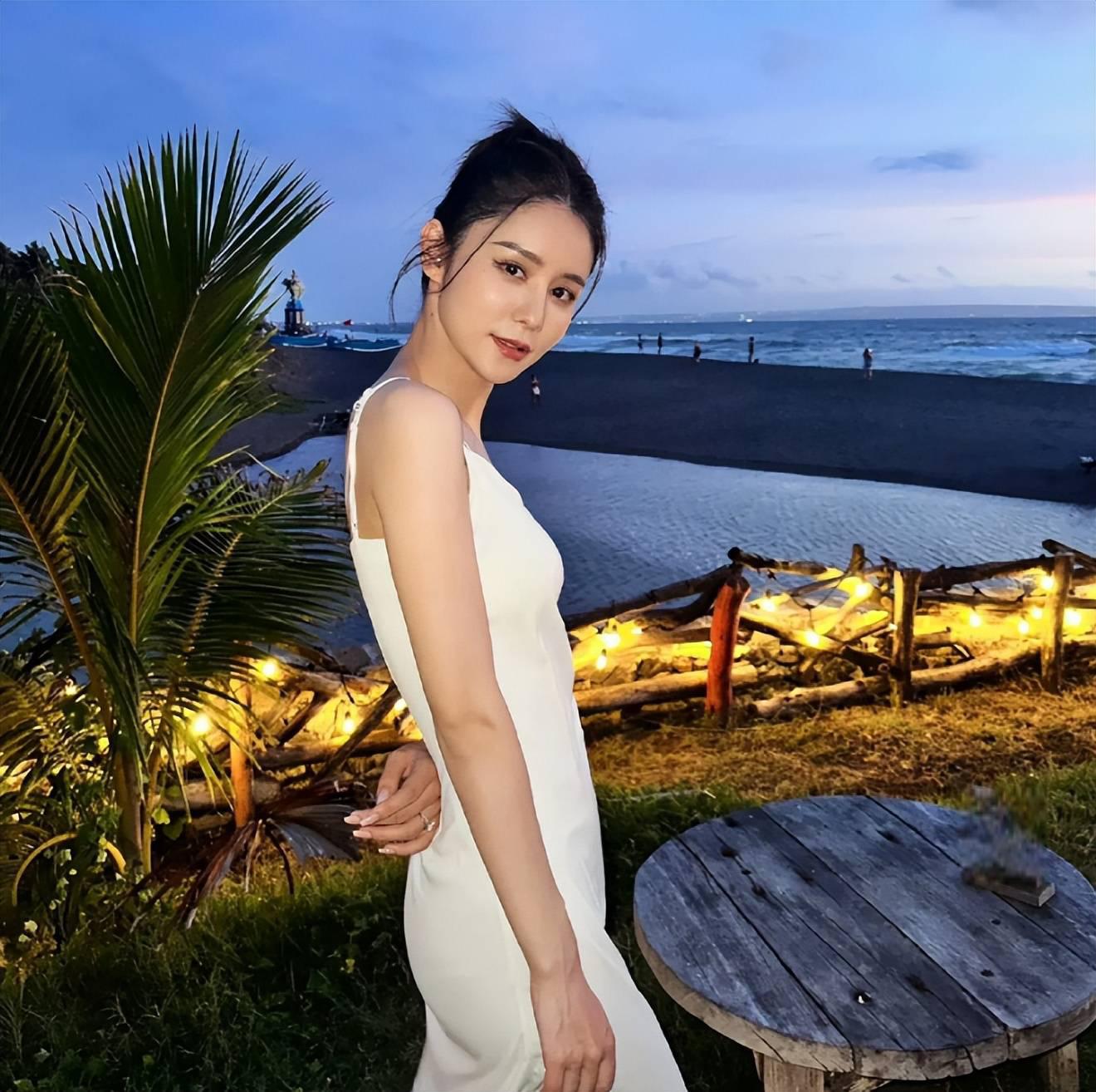 张馨月晒幸福照引争议,霸气回应获网友点赞 张馨月晒出一家三口的幸福