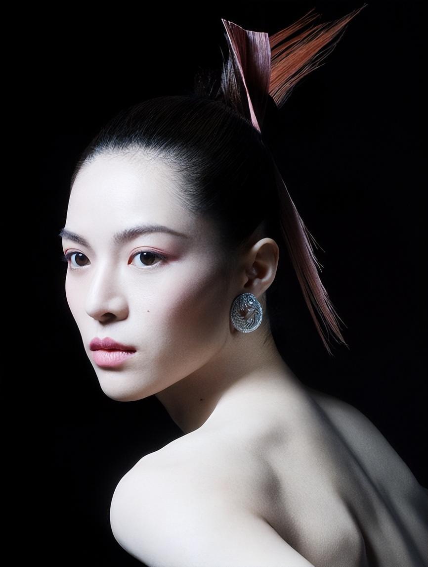 钟楚曦:冯小刚,成龙力捧的新生代女星,演艺之路璀璨夺目 钟楚曦,这位