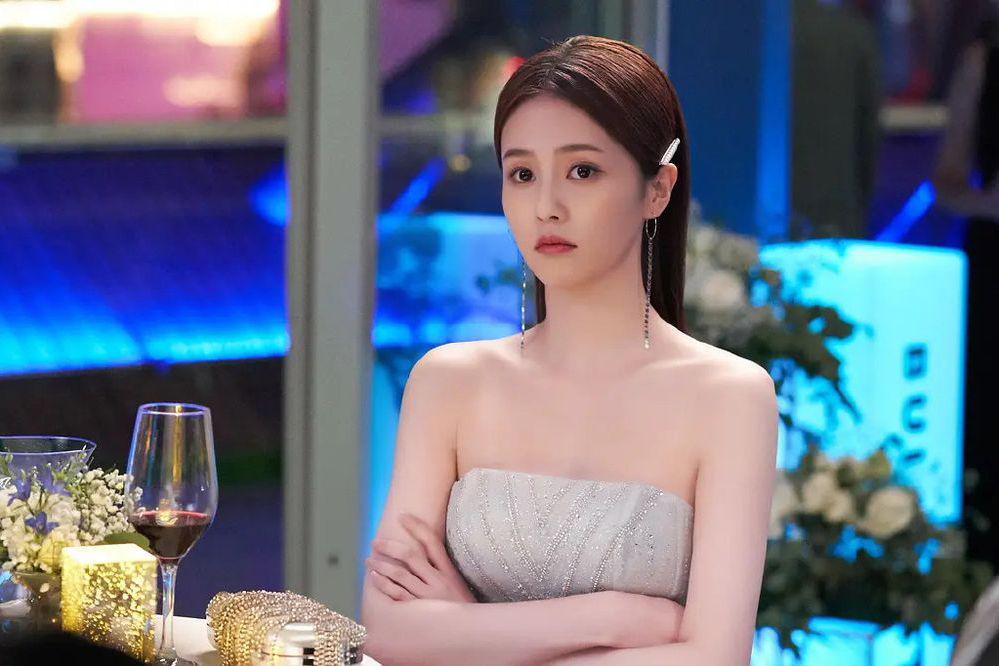 白鹿:90后小花的荧屏蜕变 在新生代演员中,白鹿凭借多部佳作逐渐崭露