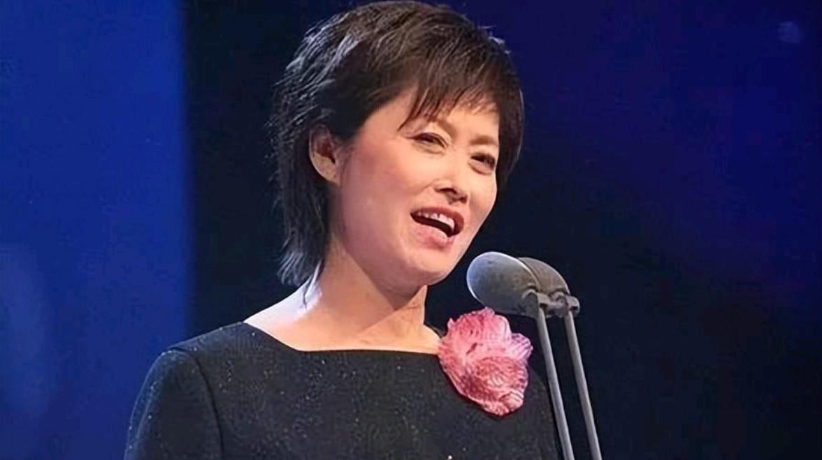 敬一丹,这位曾是央视《焦点访谈》的知名主持人,以她温婉知性的形象