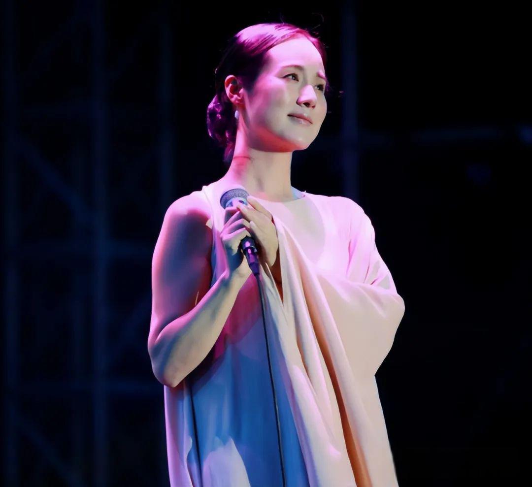 哈辉:气质卓绝的歌唱家 哈辉是一位气质卓绝的古典音乐演唱家,备受