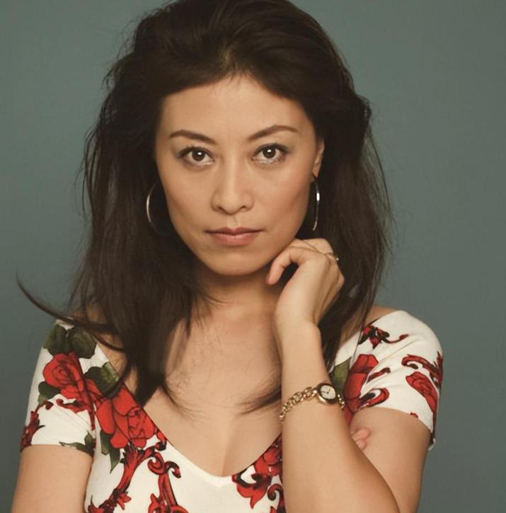 演员岳红:演艺之路的坎坷与重生 演员岳红,曾凭借出色的演技在荧幕上