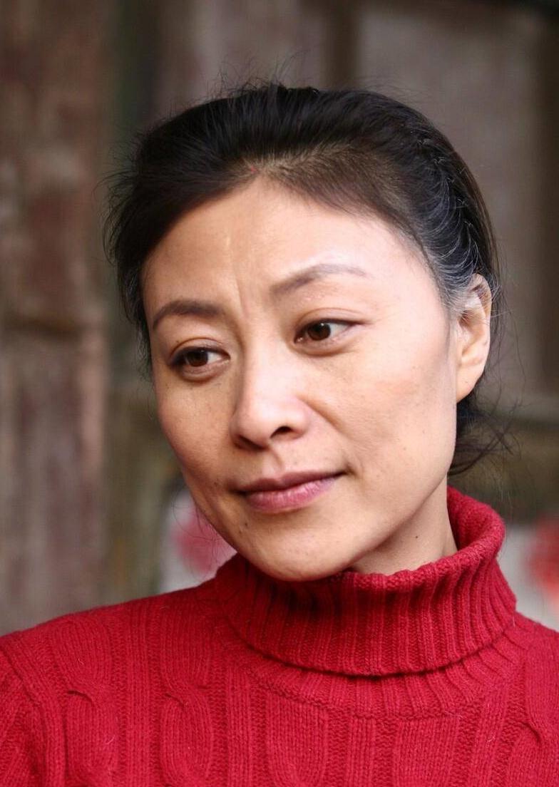 演员岳红:演艺之路的坎坷与重生 演员岳红,曾凭借出色的演技在荧幕上